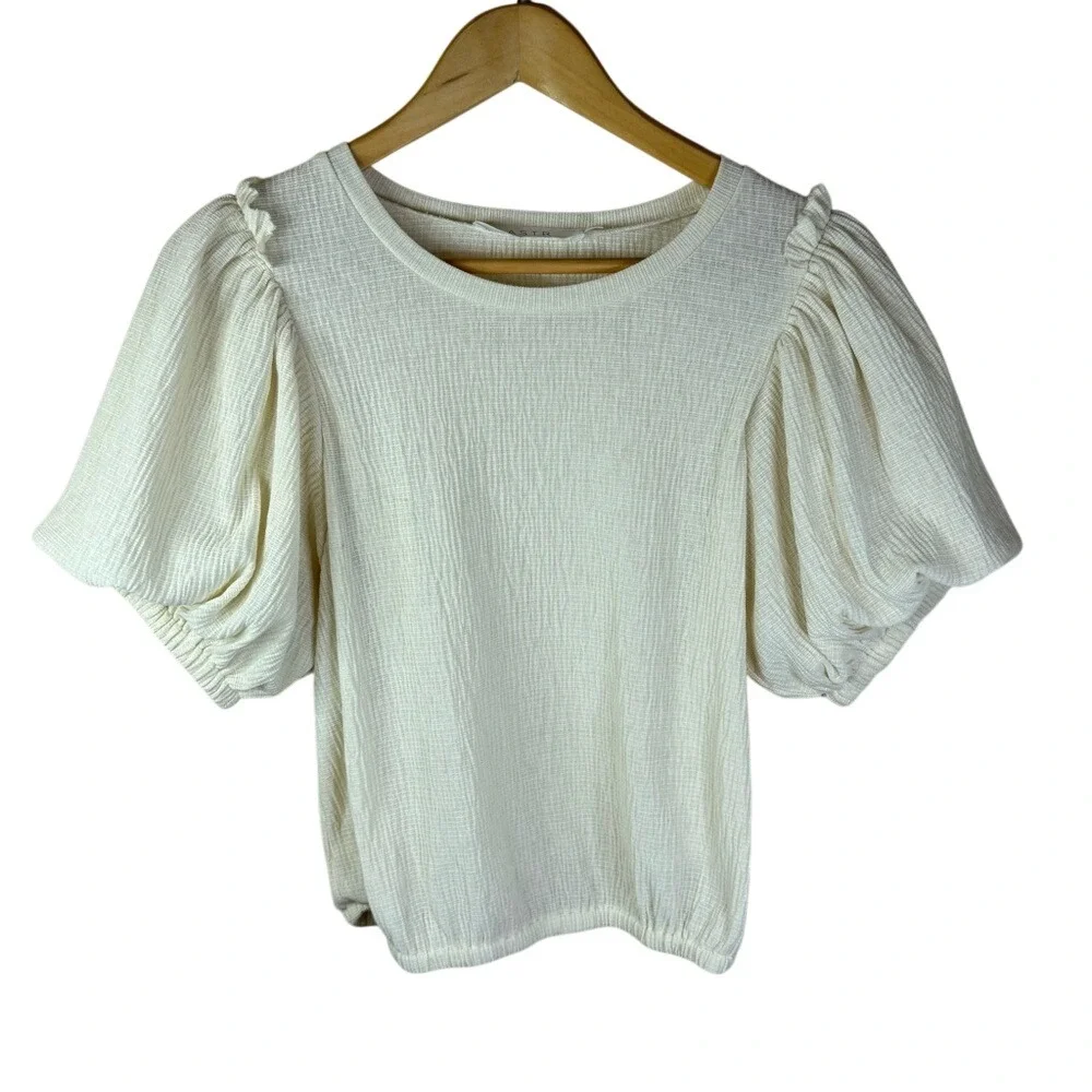 ASTR‎ The Label Cream Puff Sleeve Size Medium Top Short Sleeve Flattering Office